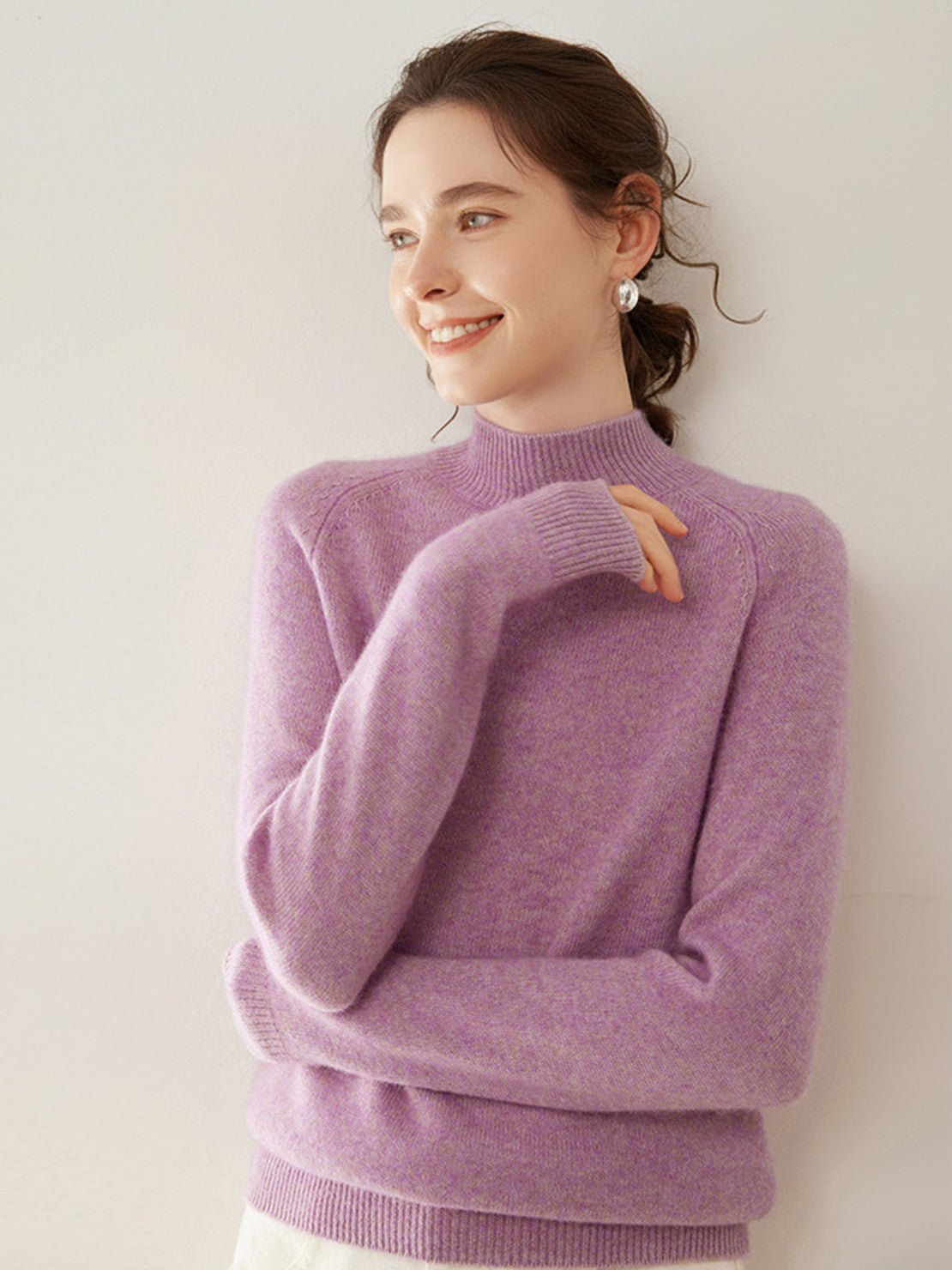 Soft 100% Italian cashmere sweater with mock-neck and regular fit for warm, elegant comfort