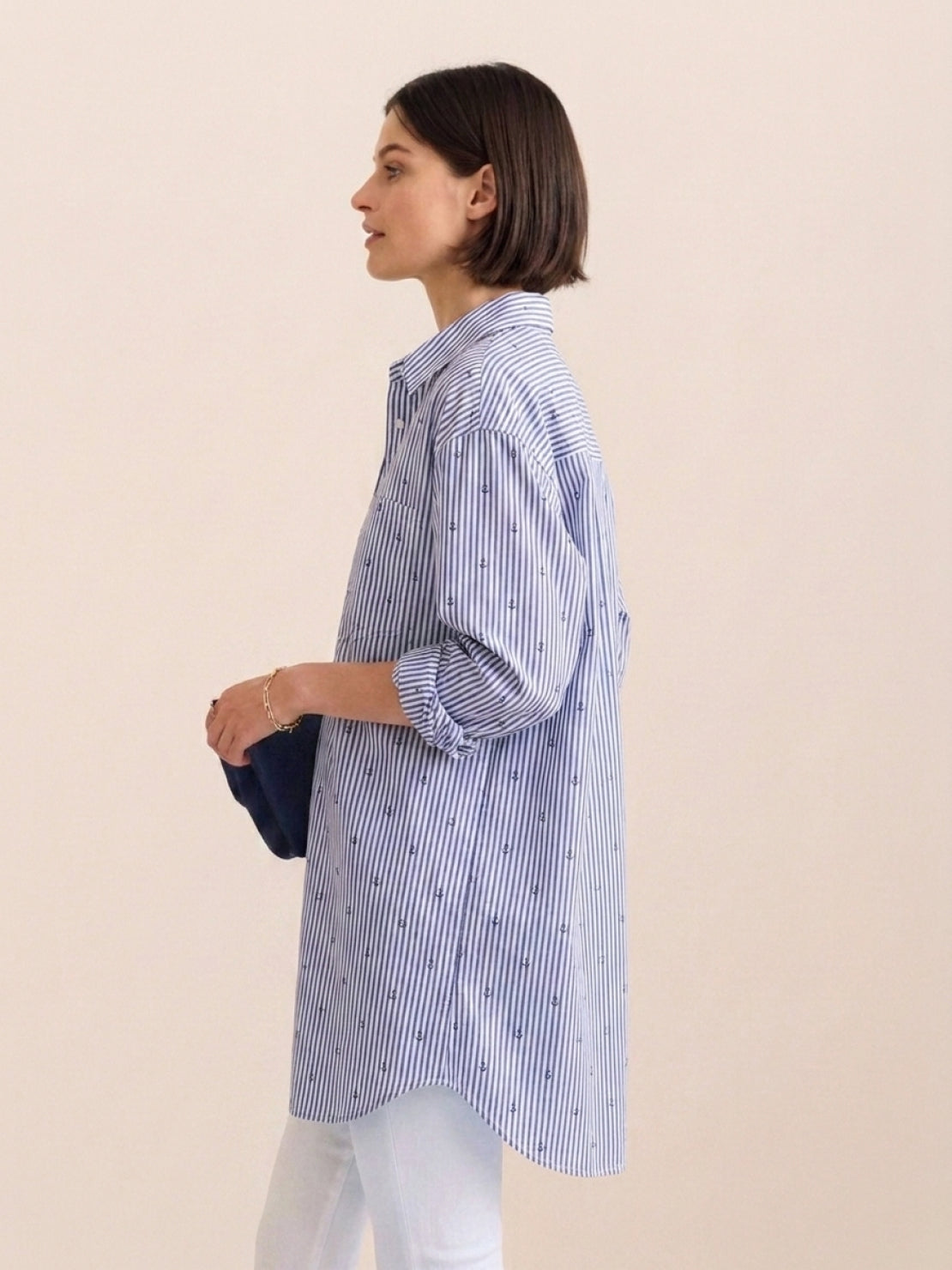 Oversized linen shirt in relaxed fit with back pleat and button-up design