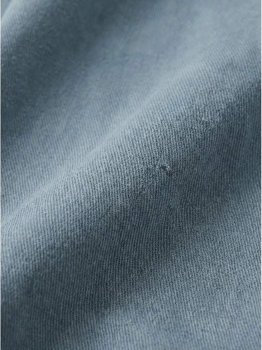 Casual button-down utility-chic trousers with deep pockets and rolled cuffs in soft cotton blend fabric