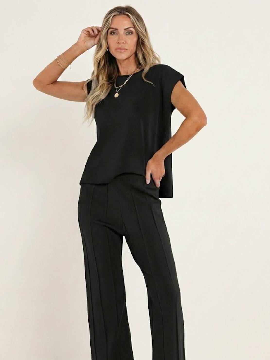 First Class Travel two-piece set in soft viscose-acrylic blend with pleated design and wide-leg pants for elegant, wrinkle-resistant comfort