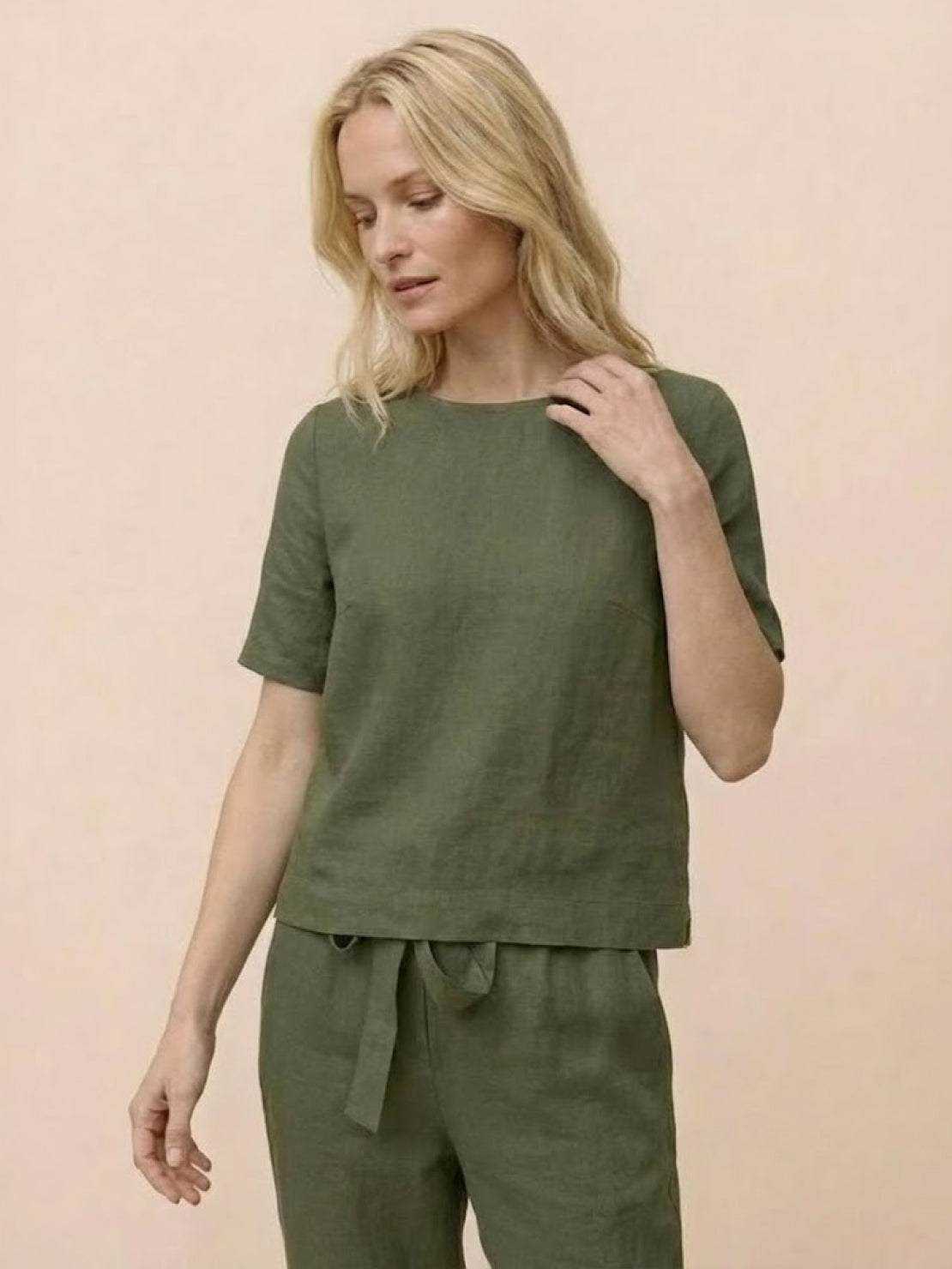 Cotton linen monochrome top with relaxed fit and breathable fabric