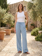 100% linen wide-leg pants with high-rise elastic waistband and side pockets in natural color