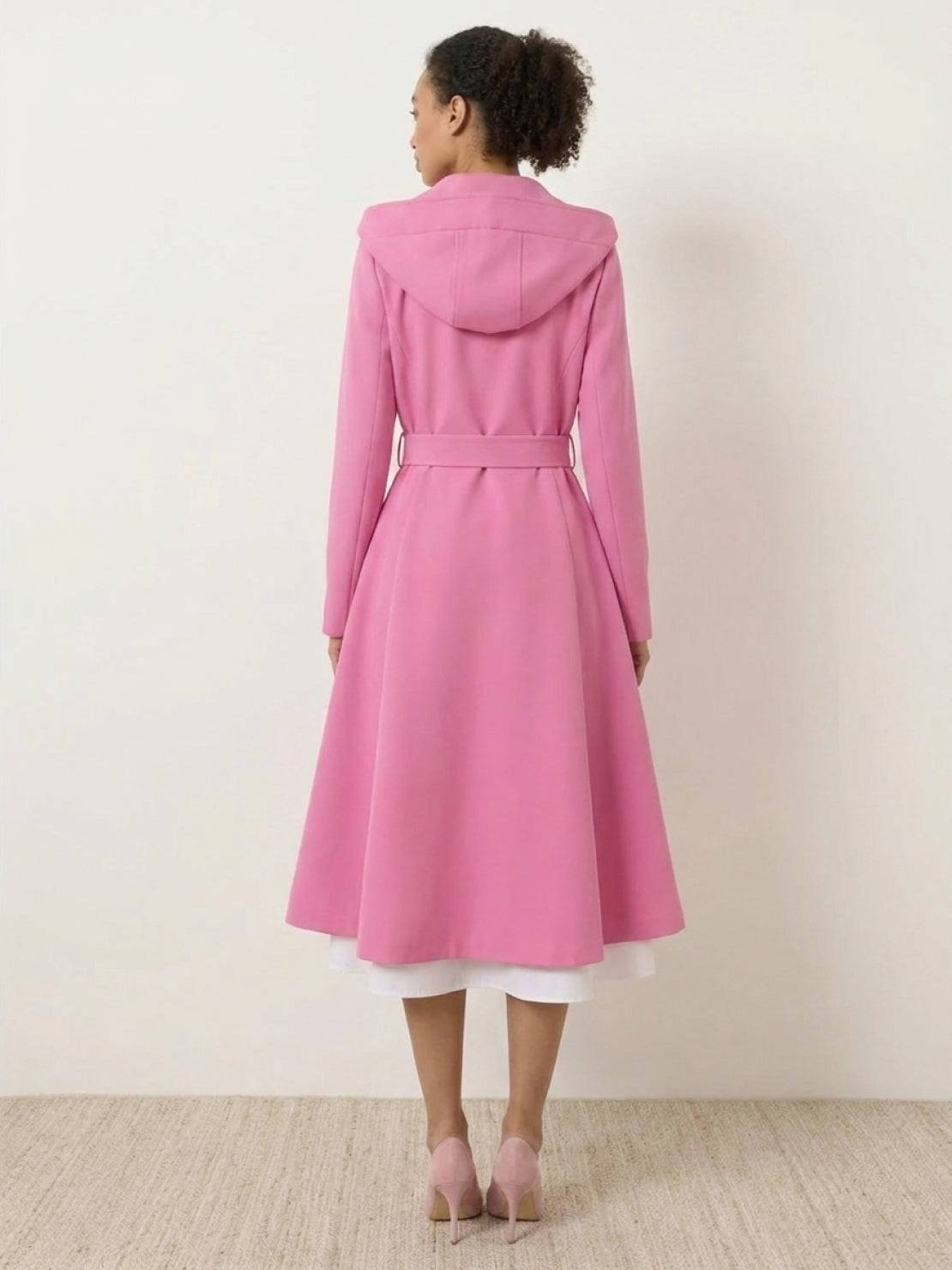 Elegant water-repellent raincoat with hood and A-line silhouette for women