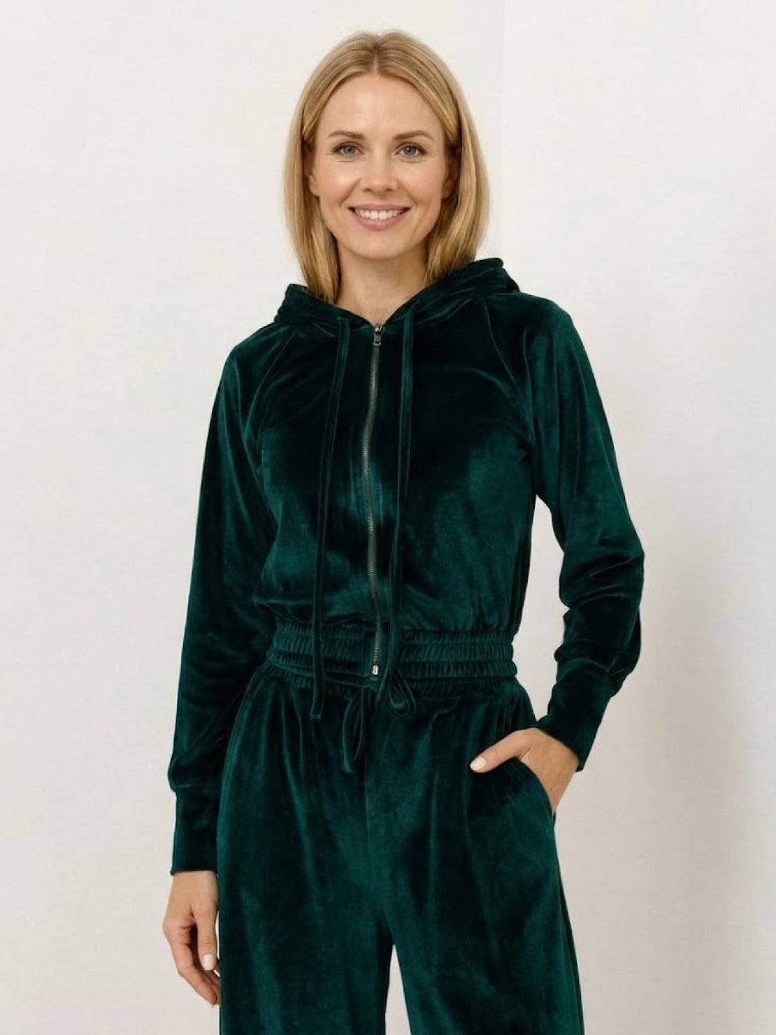 Modern cropped velour tracksuit with high-waist pants in vibrant, lasting color